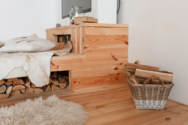 cama madera lena debajo canasta llena chimenea 8353 8332 1